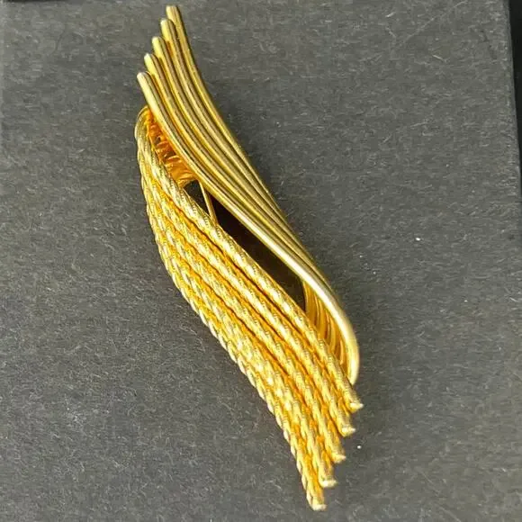 Vintage KRAMER OF NEW YORK Brooch Gold Tone Modernist Rope Abstract