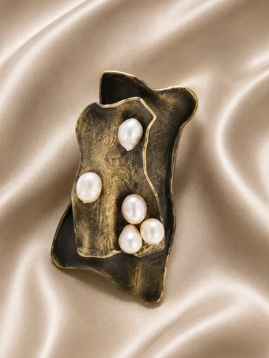 Modern Art  Abstract Brooch – Chic Minimalist Pearl Accessory