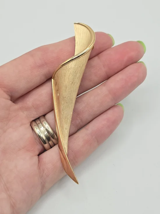 VTG Crown Trifari Brooch Gold Tone Ribbon Pin Brushed Finish Modernist 3.5