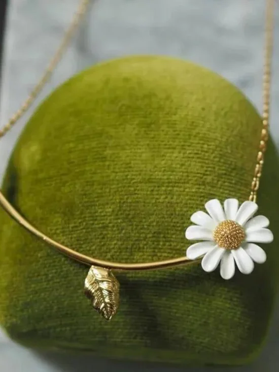 Kate Spade Daisy Flower Pendant Necklace Gold Tone White Enamel Floral Necklace