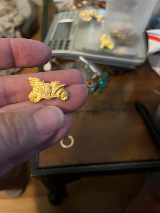 Gold-tone Vintage Car brooch 1763