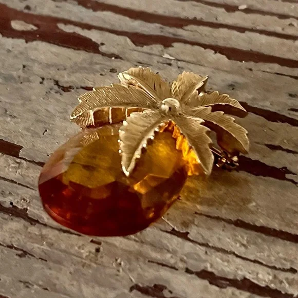 Vintage SARAH COVENTRY Amber Faceted Glass and Gold Leaf Brooch