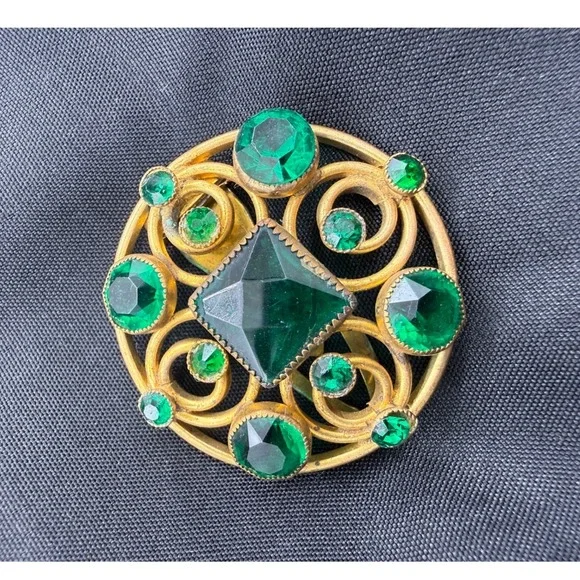 Vintage Emerald Green Glass Gold Tone Scrollwork Edwardian Dress Clip