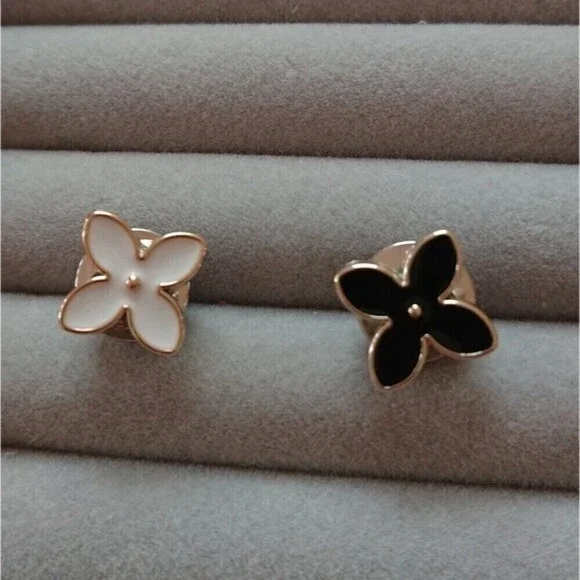 Black and white Four petal flowers brooch/pins