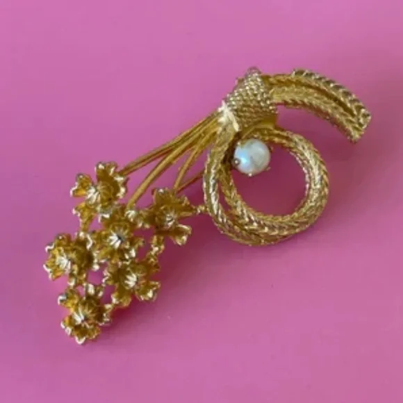 VTG Elegant Gold Tone Floral Brooch