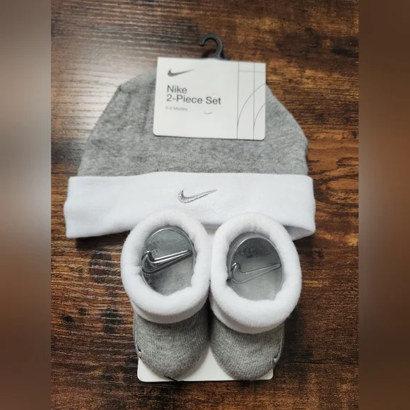 Nike 2-Piece Set Beanie Hat Booties Grey White‎ - Size 0-6 Months NWT
