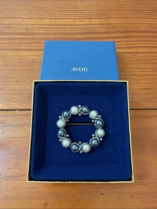 Avon Vintage White/Gray Faux Pearl Wreath Brooch