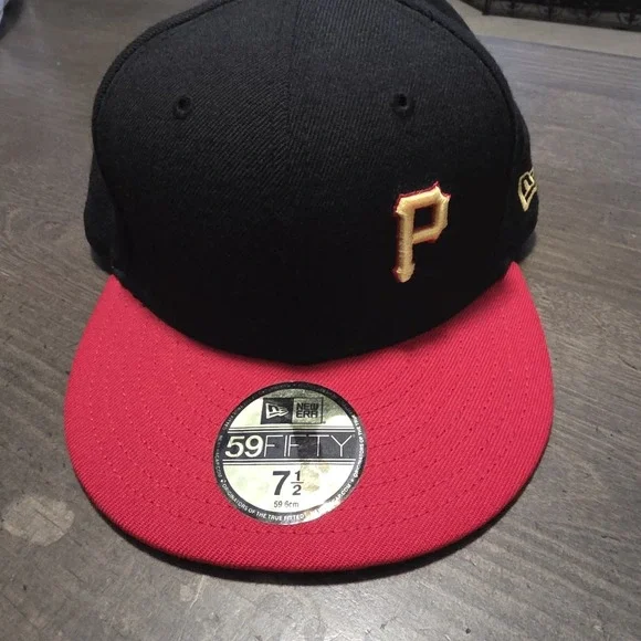 New Era 59FIFTY Pittsburgh Pirates Official On-Field Fitted Cap 7-1/2 Black/Red‎
