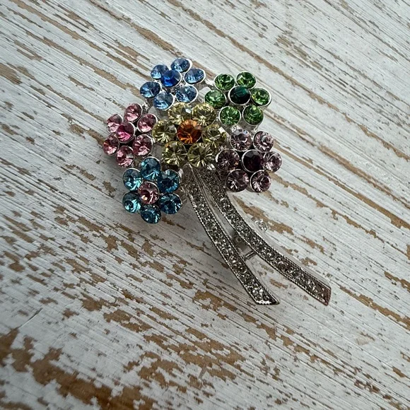 Floral Crystal Brooch in Silver tone‎