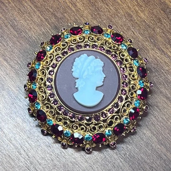 Joan Rivers Vtg Style Rhinestone Cameo Brooch Gold Tone Red Blue Purple 2.25