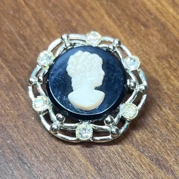 Vtg Silver Tone Black and White Cameo Rhinestone Round Brooch Victorian Style