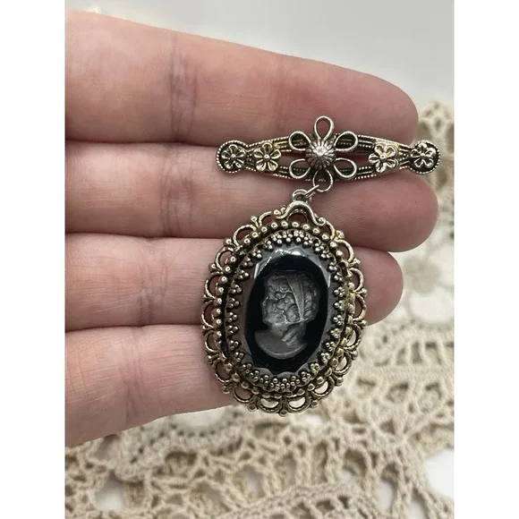VINTAGE ESTATE VICTORIAN STYLE BRASS BLACK RESIN CAMEO PORTRAIT BROOCH‎ BAR
