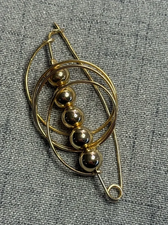 Modernist Gold Tone Kilt Pin Brooch - 5 Polished Beads &‎ 3 Interlocking Rings