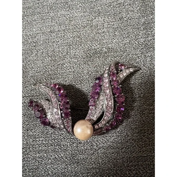 Purple Rhinestone Brooch & Faux Pearl Silver Tone Stunning Vintage Jewelry‎
