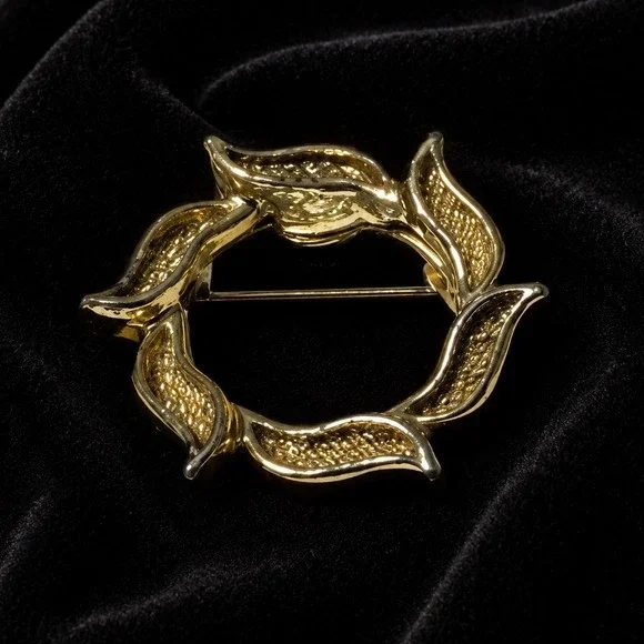 Vintage Sarah Coventry‎ Gold Tone Wreath Brooch Signed Circle Leaf Pin Retro