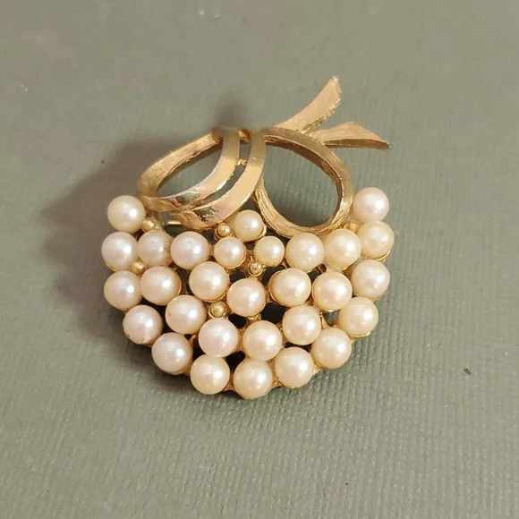 Vintage pearl floral brooch pin jewelry