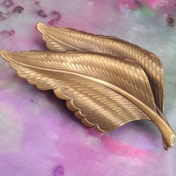 Leaf brooch
