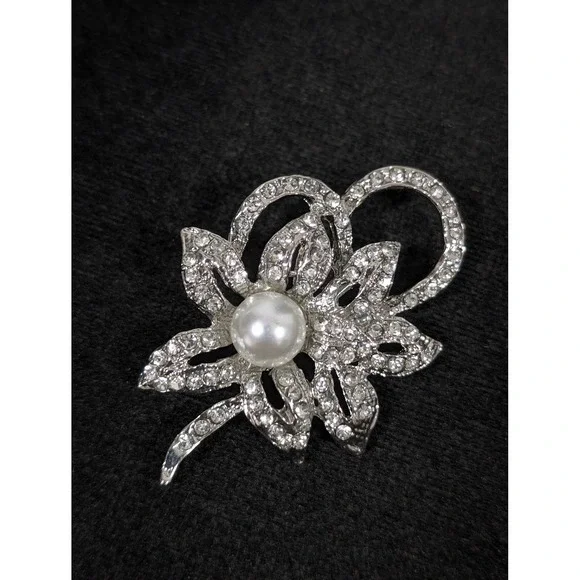VTG Style Rhinestone Faux Pearl Flower‎ Brooch Pin Silver Tone Floral Statement