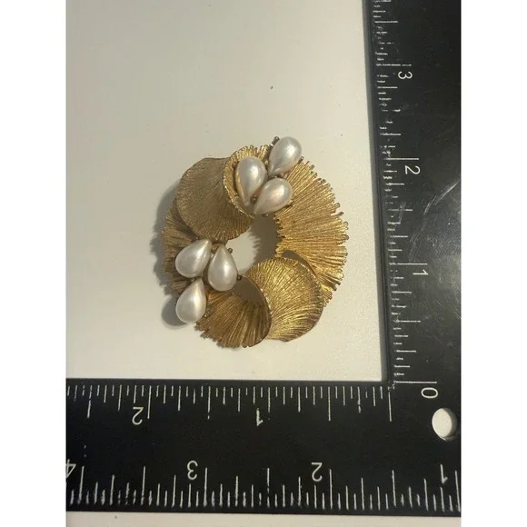BSK Vintage Gold Tone Textured Wreath Brooch Faux Pearl Teardrop Accents