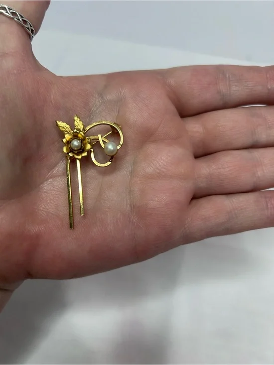 Delicate gold tone flower pin