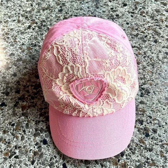 Ariat elastic back cap child’s‎ pink with white lace and logo on front .