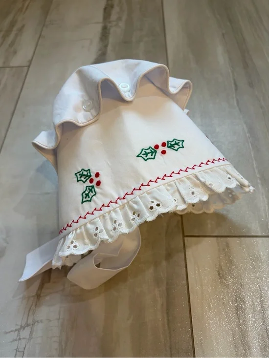 NWT TBBC White Embroidered Belfaire Festive Holly Bonnet, Girls XS (0-3M)