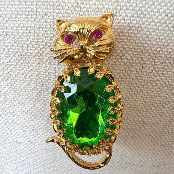 Vintage Gold Tone Cat Brooch Pin with Large Emerald Green Glass Body & Pink Rhin