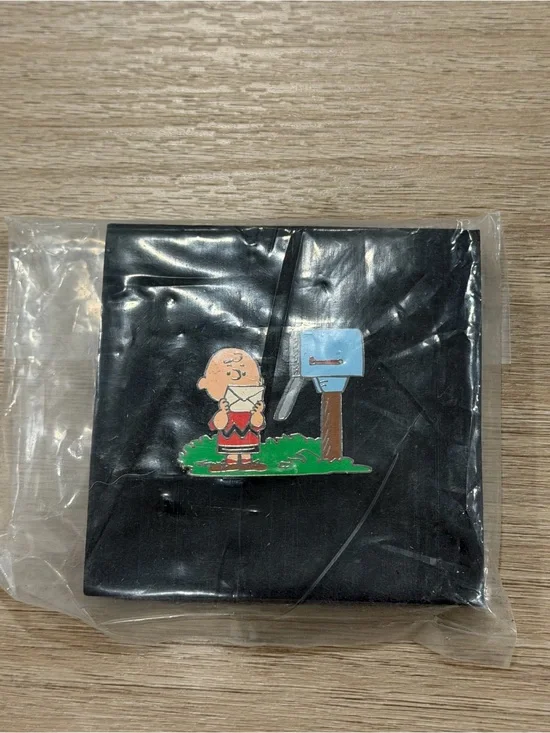 CHARLIE BROWN LAPEL PIN ~ Willabee & Ward PEANUTS COLLECTION ~ Letter at Mailbox