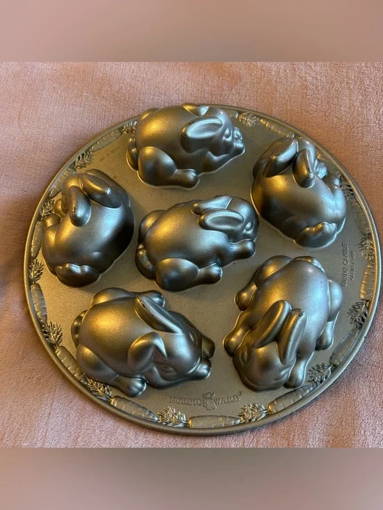 Nordic Ware Bunny Cakelet pan non stick cast aluminum bake pan hood 4.5 cups