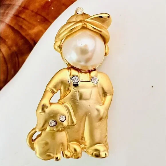 Vintage Brooch Boy Cap Dog Puppy Brushed Gold Tone Pearl Head Rhinestones 1208