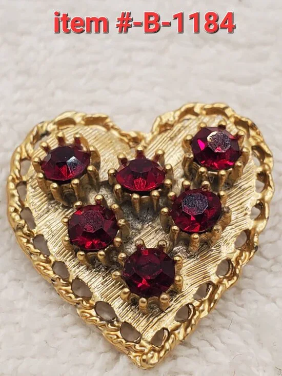 1 Light Gold Heart Shape Brooch, item # B-1184,. wt. 9 grams .
