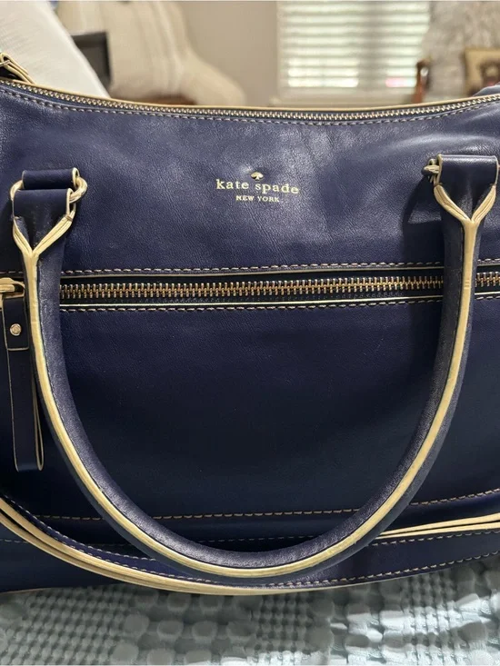 Kate Spade handbag/shoulder bag is a great accessory fun or professional use.