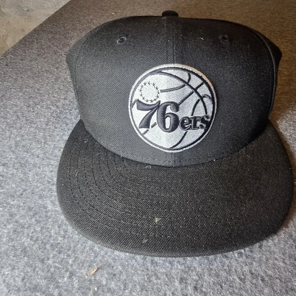 New Era Philadelphia 76ers Black And White 9FIFTY Snapback Adjustable Hat