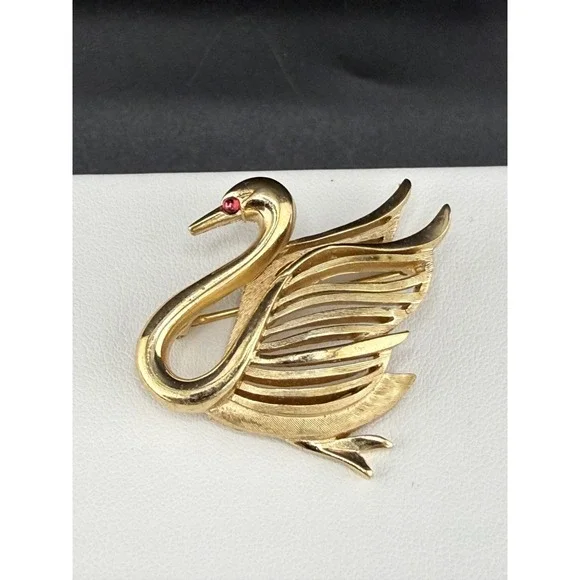 Vintage Trifari‎ Brooch Gold Tone Swan