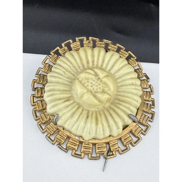 Vintage Celluloid‎ Brooch Molded Flower