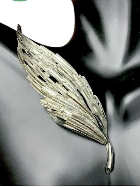 VINTAGE CIRCA 1960'S BSK SIGNED SILVER TONE DIAMOND CUT METAL BROOCH
