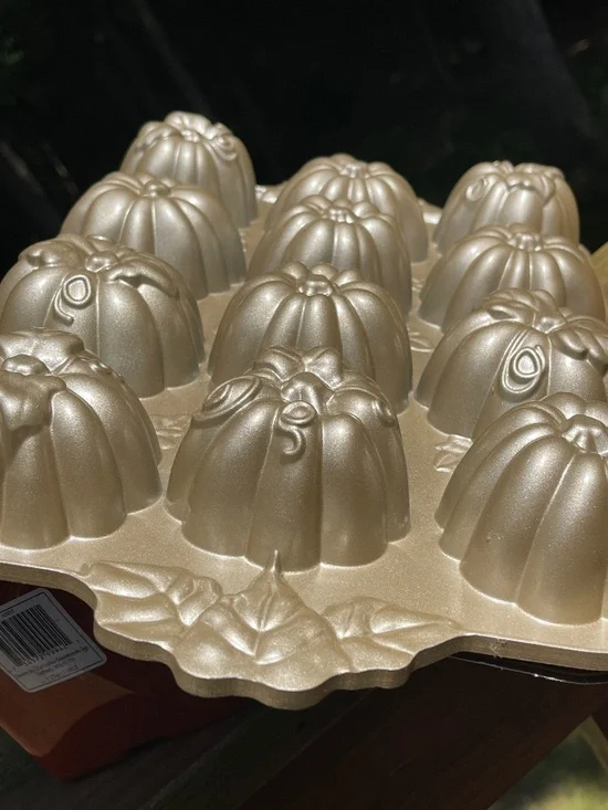 Nordic Ware Pumpkin Patch Pan. 6 cups -12 Pumpkin Cakes - NEW!