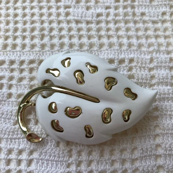 Sarah Coventry white leaf brooch 1970's vintage gold tone vintage