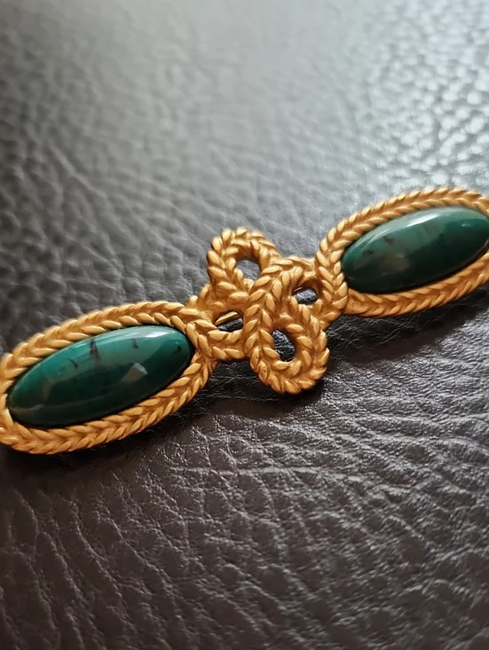 VTG Monet Gold-Tone Braided Rope Brooch with Deep Green Oval Cabochons