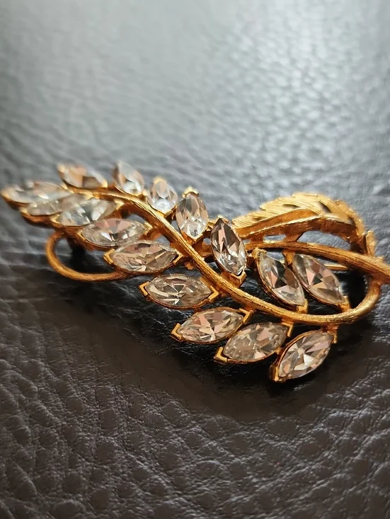VTG Gold Crystal Leaf Brooch - Elegant Clear Rhinestone Accent