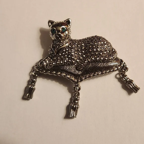 Vintage Avon Cat Brooch Pin