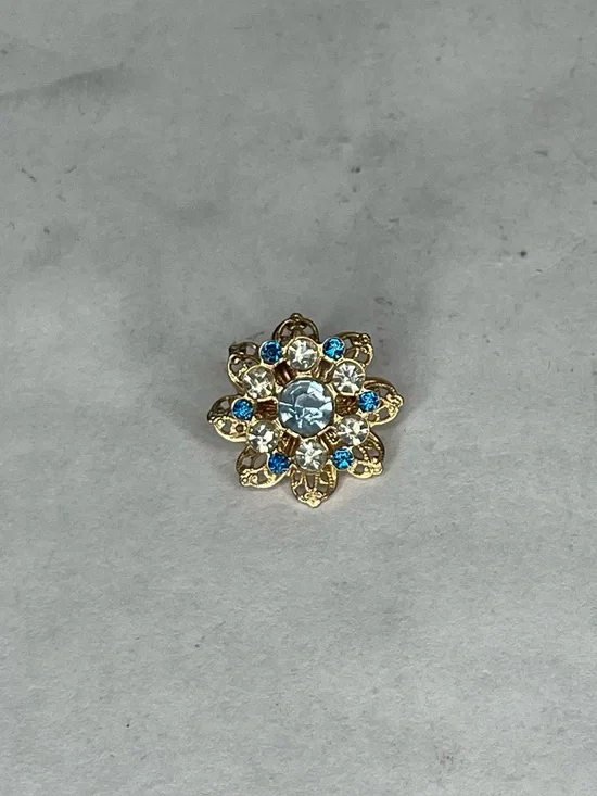 Gold snowflake brooch❄️