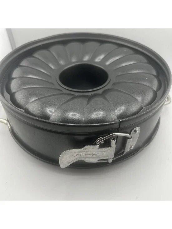 The Pampered Chef 9.5 Inch Nonstick Springform  Bundt Pan Complete PA Scallopped