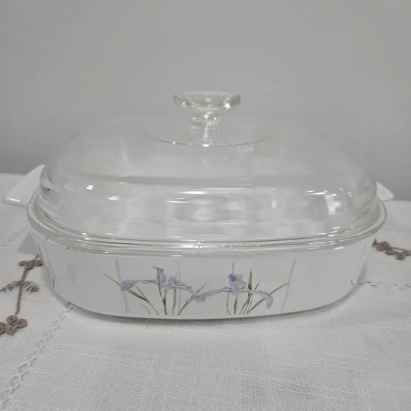 Corning Ware Iris Pattern 2.5 Liter Casserole Dish with Pyrex Lid A-10-B White