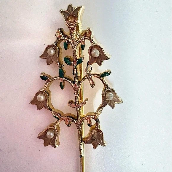 Elegant vintage Gold tone Floral pin Brooch