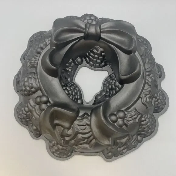 Nordic Ware Holiday Christmas Wreath Bundt Cake Mold Pan