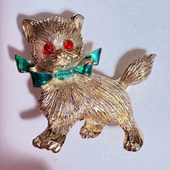 Elegant vintage Gold tone Cat Brooch with Green Bow and red rhinestone eyes