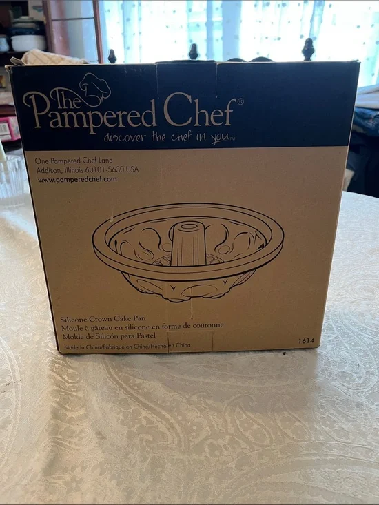 The Pampered Chef Silicone Crown Cake Pan - Tan in EUC!