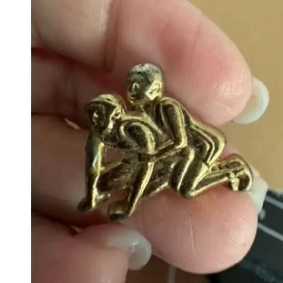 Vtg. Gold tone wrestling figure pin with two wrestlers