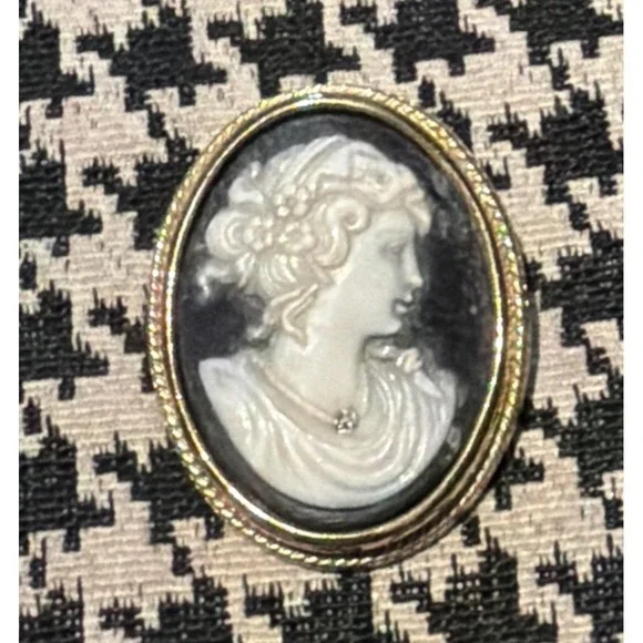 VTG Avon Cameo Brooch Pin Pendant Gold Tone Rhinestone Oval Signed 1.25